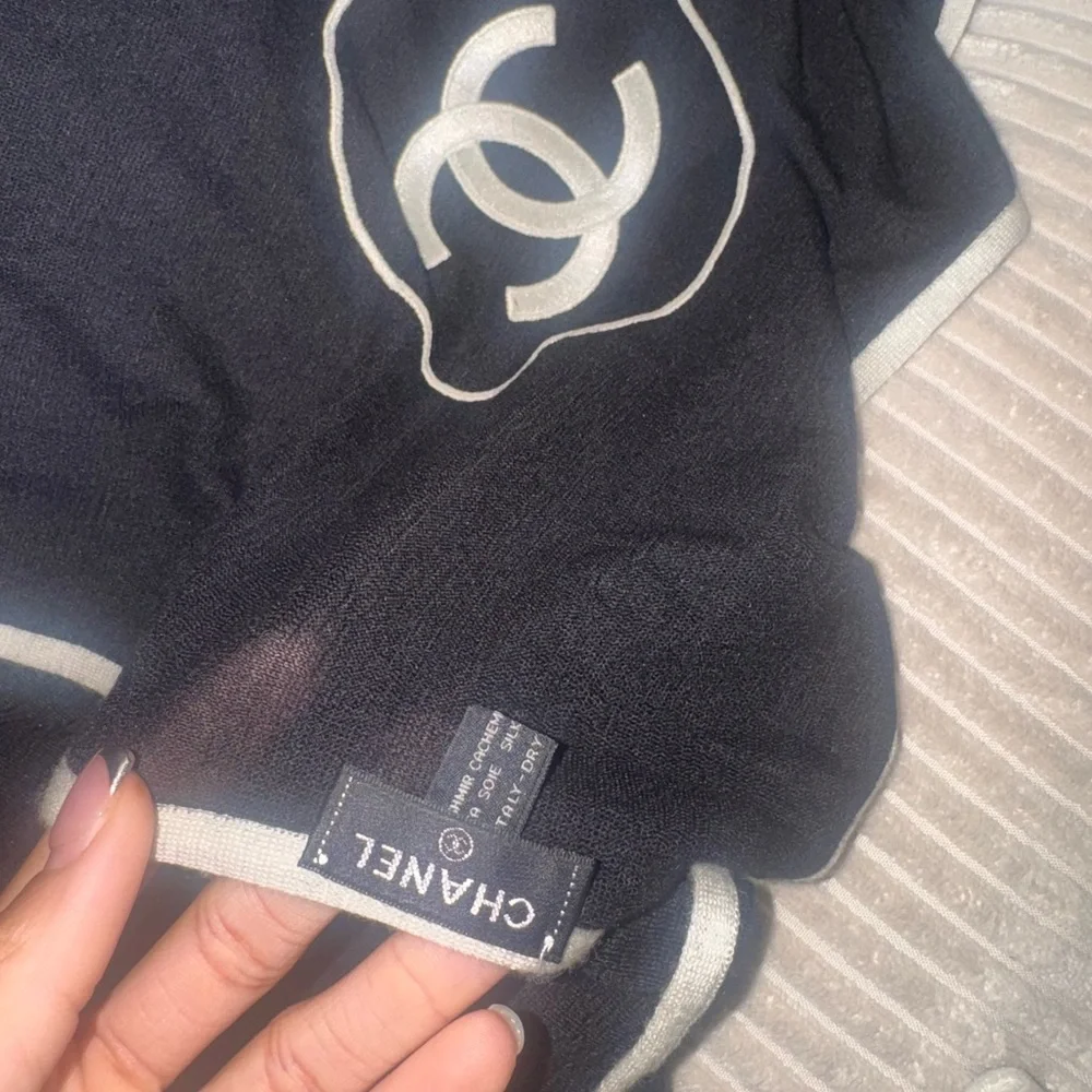 CHANEL elegant scarf